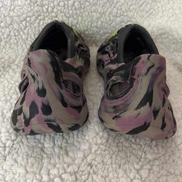 Yeezy Adidas Foam Rnr. Mens Size 6 / Women Size 8. Lightly used (see pics) - Picture 6 of 6